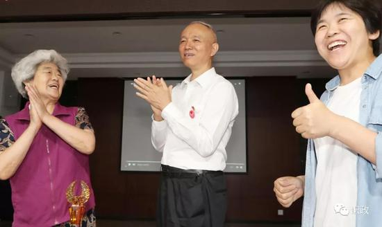 爱心帮帮团，平凡小事体现心中大爱