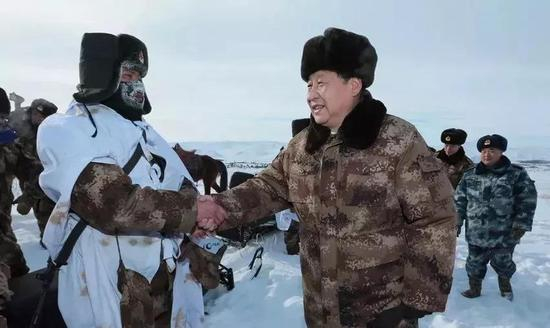 　　2014年1月26日，习近平来到阿尔山，冒着零下30多摄氏度的严寒，迎风踏雪慰问在边防线上巡逻执勤的官兵。