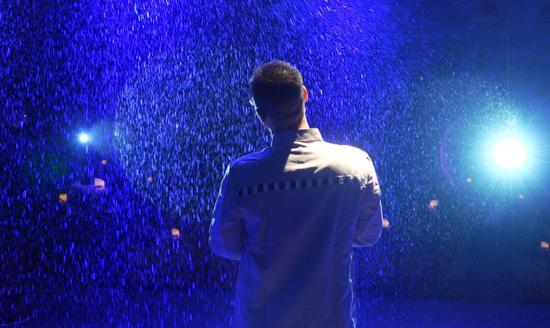  舞台中央的朴英道（图/东方网·纵相新闻）