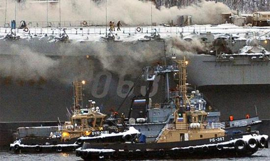 库兹涅佐夫海军元帅”号近来的一系列状况，不仅使俄罗斯遗憾退出“众弱之首”的争夺，还让俄罗斯未来几年都断了使用航母的念想（图片来源：推特）