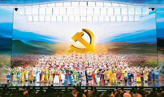 中央广播电视总台2021年春节联欢晚会节目《唱支山歌给党听》。 
