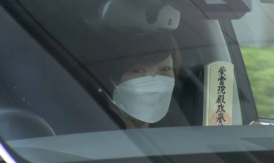 安倍夫人昭惠在灵车副驾驶位（日本富士新闻网）