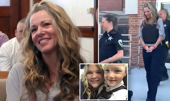  ·&nbsp;洛莉在法庭上不时露出诡异地微笑。