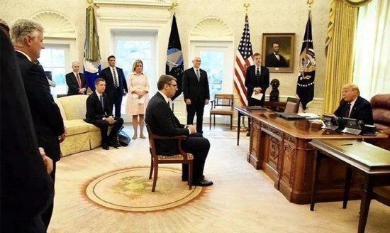  特朗普给武契奇小椅子，无疑和穿小鞋没区别