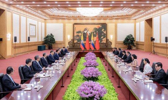 6月27日上午,国家主席习近平在北京人民大会堂会见来华出席夏季达沃斯论坛的厄瓜多尔总统诺沃亚。