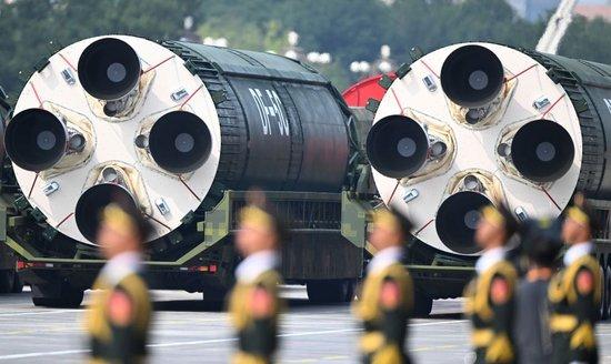 2025年9月3日，纪念中国人民抗日战争暨世界反法西斯战争胜利80周年大会在北京隆重举行。这是核导弹第二方队接受检阅。新华社记者 杨冠宇 摄