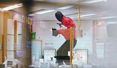 ·红衣歹徒抢银行。图片来源：大公文汇网。