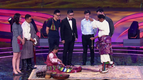 嘉宾现场体验象雄纺织工艺