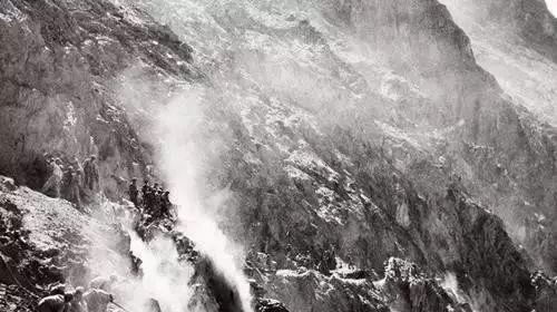  ▲悬崖边开山筑路