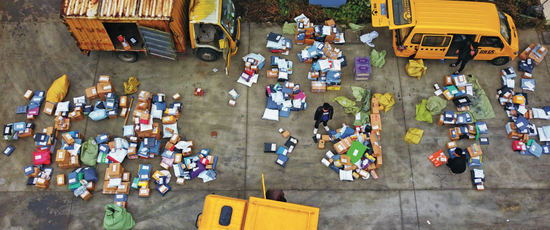  塑料包装广泛用于快递外卖行业。图/视觉中国