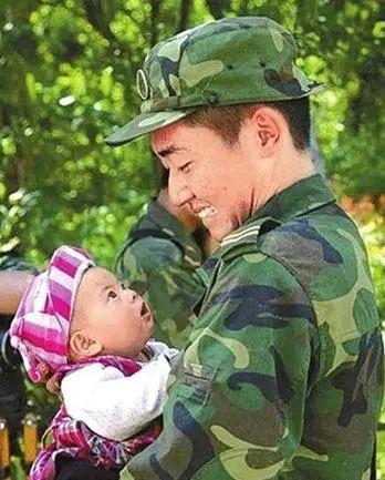 广为流传的“最美微笑战士”。雷声 摄