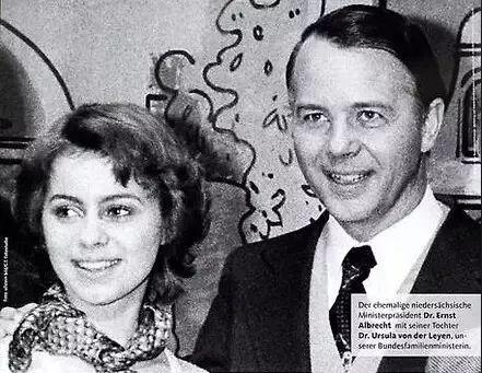 年轻时的冯德莱恩（左）与她的父亲