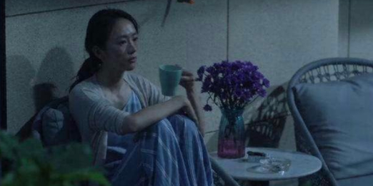  ·顾佳深夜独自在阳台上消解情绪。