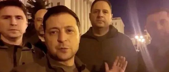 当地时间2月25日晚，泽连斯基发布自拍视频称乌克兰总统和政府官员目前仍在基辅