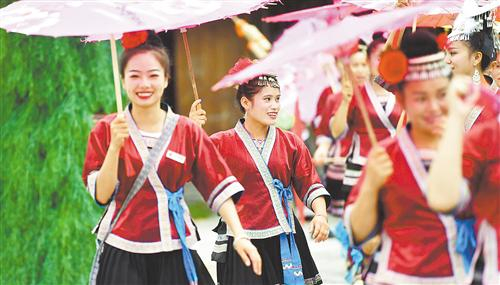6月21日，在广西融水双龙沟森林旅游度假区梦呜苗寨，搬迁过来的苗族姑娘准备给游客表演民族舞蹈。新华社记者　黄孝邦摄 &nbsp;&nbsp;