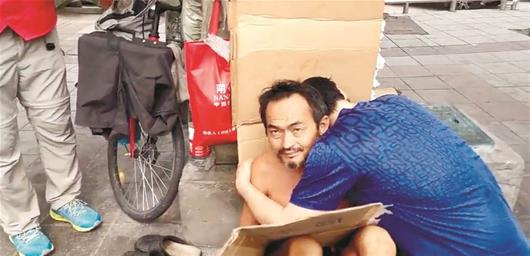  图为：兄弟相见，陈飞并没有很激动