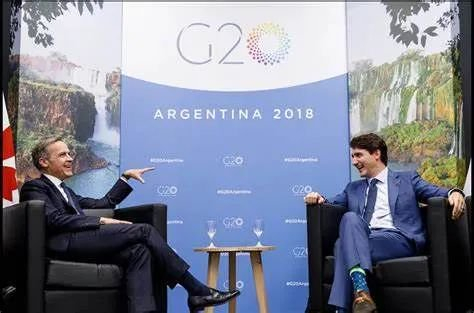  卡尼（左）与特鲁多出现在2018年于阿根廷举行的二十国集团（G20）峰会上