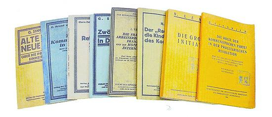 盖有“亢慕义斋藏书”印章的部分书籍