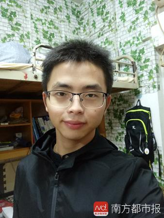 上了大学的徐广，很受女生欢迎。