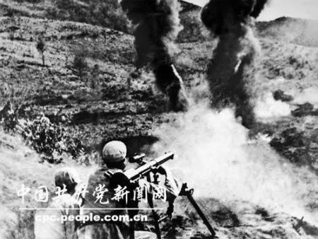 （图为志愿军战士击毁文登里公路上的敌军坦克）