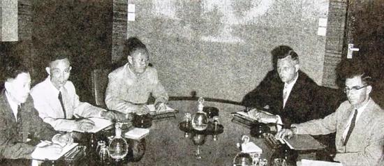  △1955年8月，中美大使级会谈在日内瓦举行。周总理指示中方代表王炳南大使以此信为依据，与美方进行交涉和斗争，1955年8月4日，美国司法部最终签署同意钱学森离美的通知。