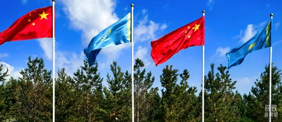  △中哈两国国旗迎风飘扬。（总台央视记者范凯拍摄）