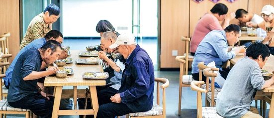 江苏宿迁市的一处社区助餐点 &nbsp;图/视觉中国