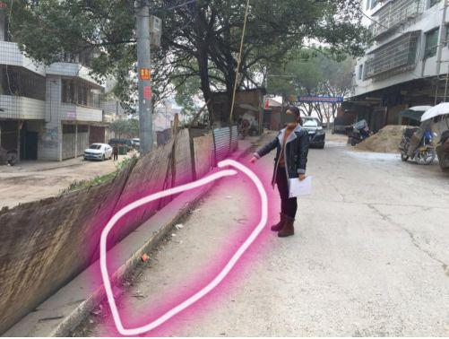 向某在此地下车，下车前持刀行凶