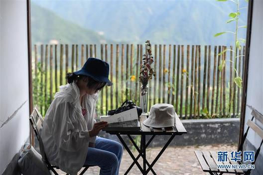 游客在浙江松阳县陈家铺村的平民书局阅读。新华社发