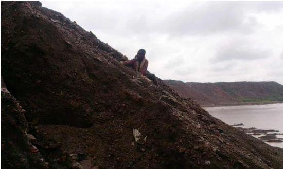  一名童工在刚果的矿山上进行开采（图源：卫报）