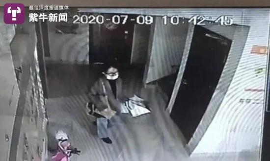 监控拍到的女孩离开小区的画面