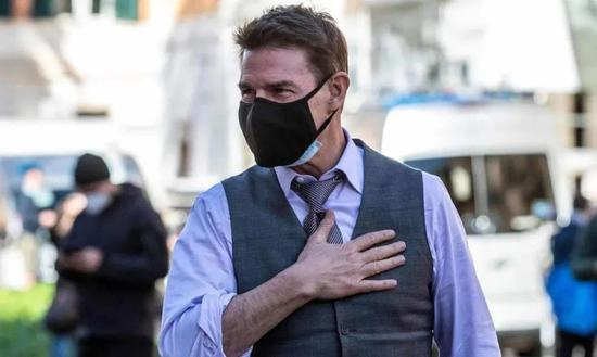  ·汤姆·克鲁斯在片场为防疫戴了两个口罩。