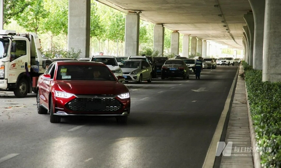  △满街的水淹车