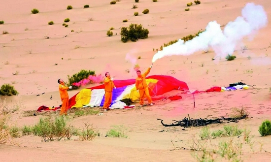  2018年5月，15名中国航天员在巴丹吉林沙漠参加我国首次在着陆场地域组织的野外生存训练。上图为杨利伟。