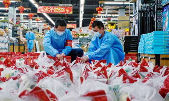  △2022年4月17日，上海市奉贤区西渡街道社区发展综合服务中心的工作人员入驻超市，承担分拣配货等工作。