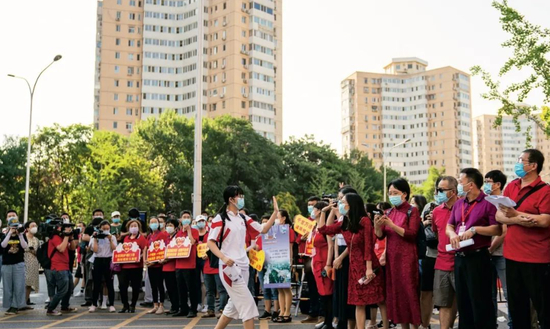  △2020年7月，北京，人大附中考点外，一名考生入场前和老师隔空“击掌”。