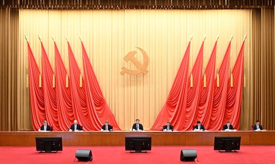  4月3日，学习贯彻习近平新时代中国特色社会主义思想主题教育工作会议在北京召开。中共中央总书记、国家主席、中央军委主席习近平出席会议并发表重要讲话。李强、赵乐际、王沪宁、蔡奇、丁薛祥、李希、韩正出席会议。新华社记者 谢环驰 摄
