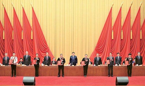 2024年9月27日,全国民族团结进步表彰大会在北京举行。这是习近平等为受表彰的模范个人和模范集体代表颁奖。 新华社记者 李学仁/摄