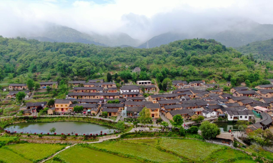 这是河南省信阳市新县田铺大塆，坐落于大别山深处（2021年4月22日摄，无人机照片）。新华社记者 郝源 摄