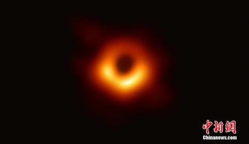  全世界200多位科学家合作完成的一项重大天文学成果——人类首张黑洞照片，北京时间4月10日晚在全球多地同步发布。事件视界望远镜合作组织供图