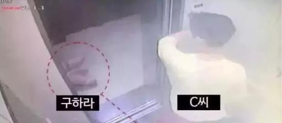  红色圈中为下跪的具荷拉，白衣男子为崔某。