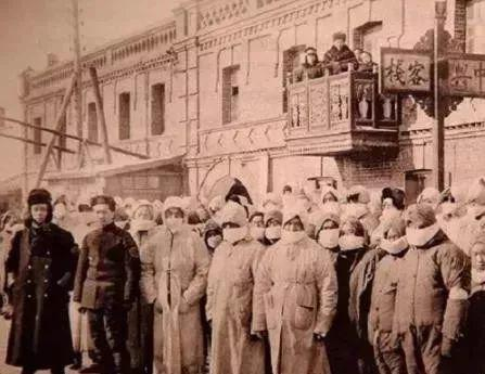 东北鼠疫期间的哈尔滨，人们戴着“伍氏口罩”&nbsp;