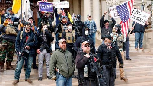 （图说：今年4月，密歇根州反封锁者冲到密歇根州议会大厦抗议）