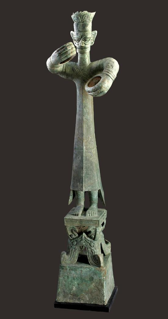  高260厘米的青铜大立人。&nbsp; &nbsp; &nbsp;广西师范大学出版社 图&nbsp;