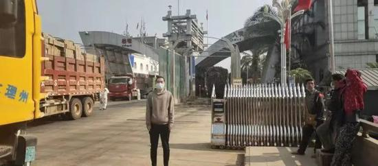  2月28日上午，郝振东到达南伞口岸。受访者供图