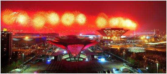 ▲&nbsp;2010年4月30日晚，中国2010年上海世博会开幕式大型灯光喷泉焰火表演在上海举行。新华社记者 程敏 摄