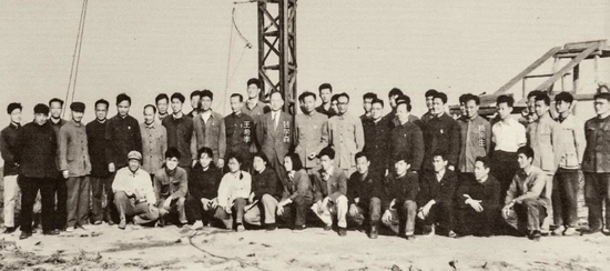 ·1960年4月29日，“T-7M”探空火箭发射，并回收成功。钱学森、王希季等人在火箭发射架前合影留念。