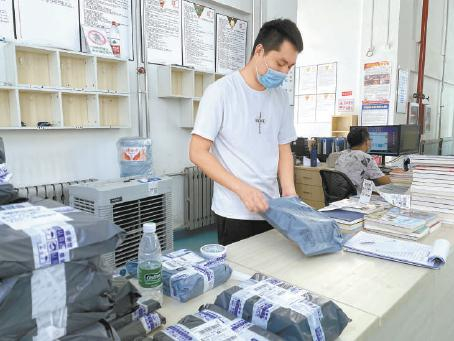 在朝阳区图书馆智能库房，工作人员在打包发货，为读者送书上门。朱松梅摄