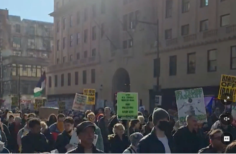 纽约时代广场当天发生反战集会，抗议美以联合对伊朗发动军事打击