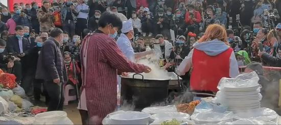 “拉面哥”门前的主播。伴随程运付在短视频平台的走红，越来越多的人开始慕名而来。